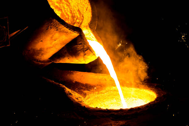 processo di fusione dei metalli con fuoco rosso ad alta temperatura in fabbrica di parti metalliche - melting furnace foto e immagini stock