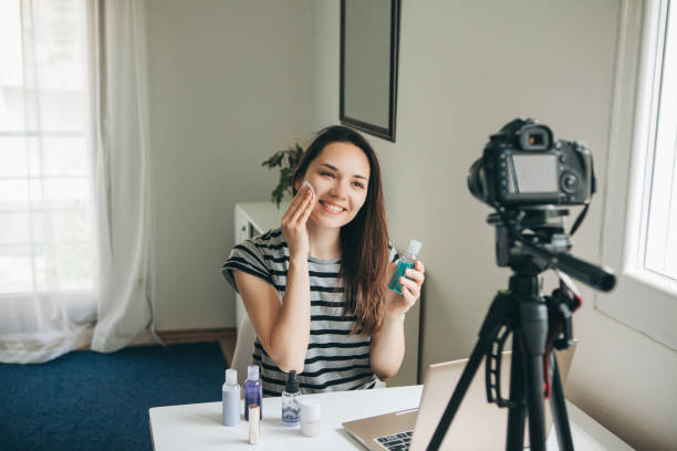 istock Beauty blogger shows how to do makeup 1149126769