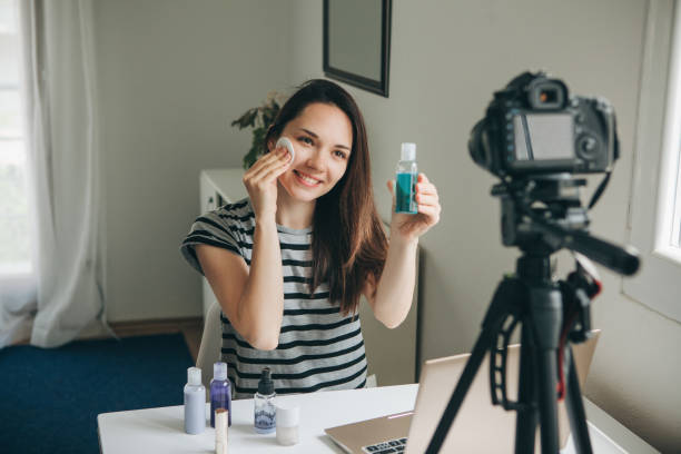 istock Beauty blogger shows how to do makeup 1149126821