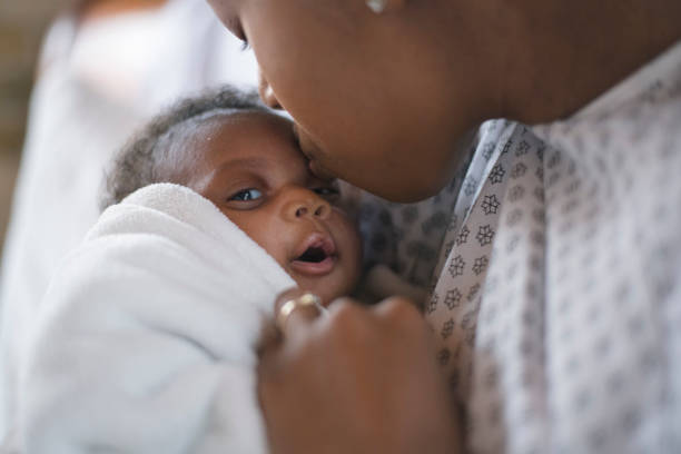 un neonato e una madre in ospedale - parto foto e immagini stock
