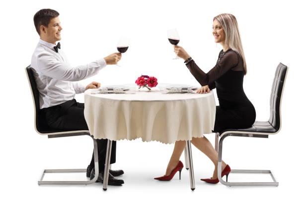 젊은 우아한 커플 테이블에서 와인과 함께 토스트 - table restaurant chair people 뉴스 사진 이미지