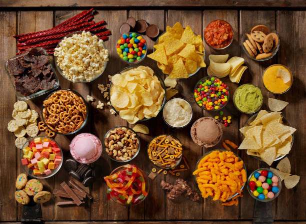 grupo de snacks dulces y salados, perfectos para la observación de atracones - candy fotografías e imágenes de stock