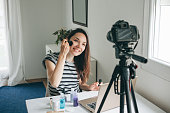 beauty-blogger-zeigt-wie-man-make-up-macht.jpg?b=1&s=170x170&k=20&c=KPDlp-5rqK-hxlfyi_cNUCupgmbS5-W9SRKgqdsbspI=