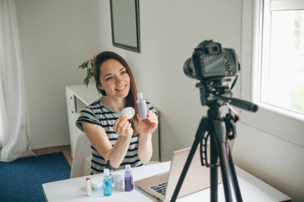 istock Beauty blogger shows how to do makeup 1149139511