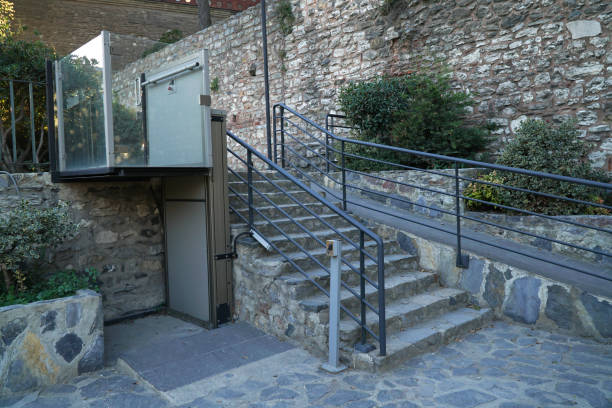 elevador de sillas de ruedas para personas con discapacidad en el showroom de arte tophane-i amire de estambul - staircase steps istanbul turkey fotografías e imágenes de stock