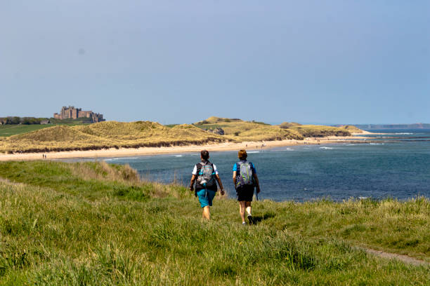 wędrowcy idący do bamburgh - bamburgh beach zdjęcia i obrazy z banku zdjęć