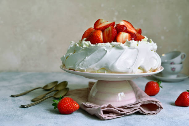 deliziosa torta estiva "pavlova" con panna montata e fragola fresca - dessert fruit torte red foto e immagini stock