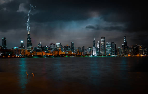 cloudy chicago - chicago at night fotografías e imágenes de stock