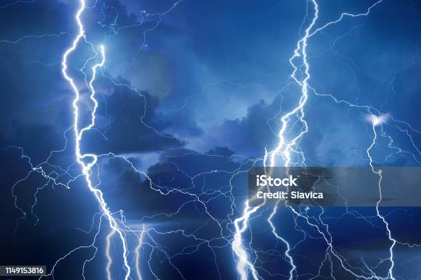 夜間暴風雨中的閃電 照片檔及更多 閃電 照片 - 閃電, 動作, 氣候