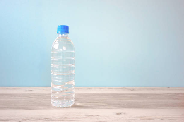 テーブルの上のペットボトルの水。クリアバージョン。 - water bottle 写真 ストックフォトと画像