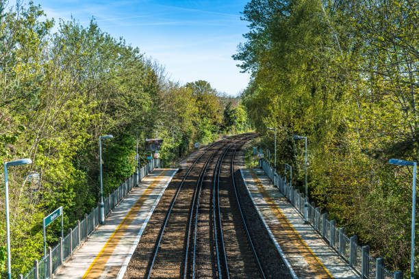 vías ferroviarias a través del campo - non urban scene railroad track station day fotografías e imágenes de stock