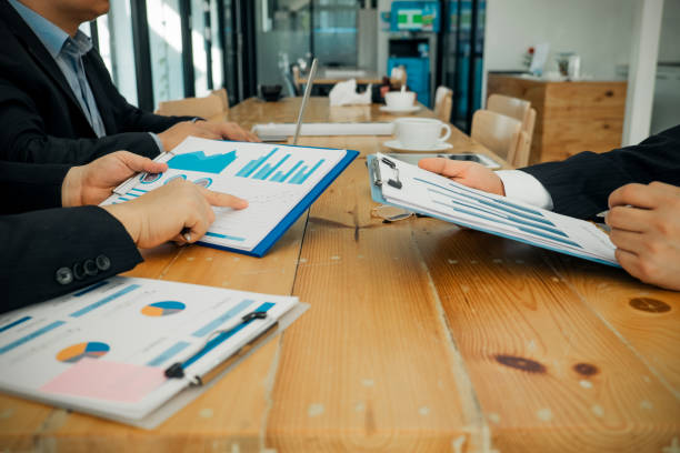istock Business people analyzing investment graph meeting brainstorming and discussing plan in meeting room, investment concept 1149163947