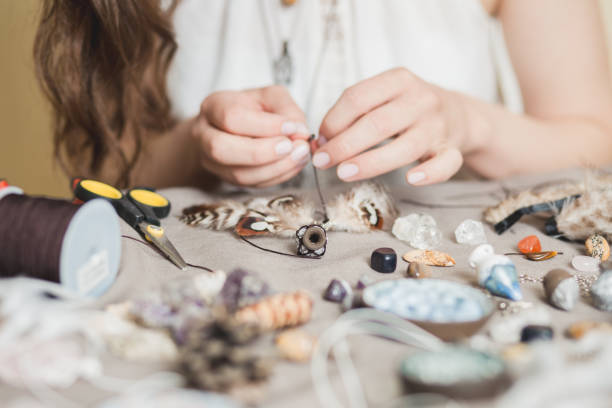 mani da donna che realizzano gioielli in pietra preziosa fatti a mano, laboratorio di casa. donna artigiana crea gioielli. arte, hobby, concetto artigianale - craft product foto e immagini stock