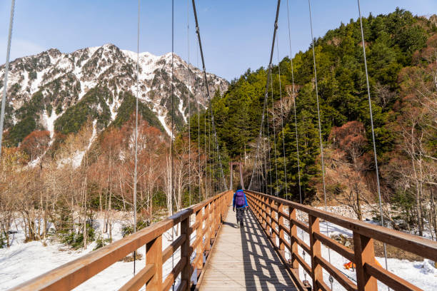 caminhante fêmea na estrada da fuga no parque nacional de kamikochi nagano japão - kamikochi national park - fotografias e filmes do acervo