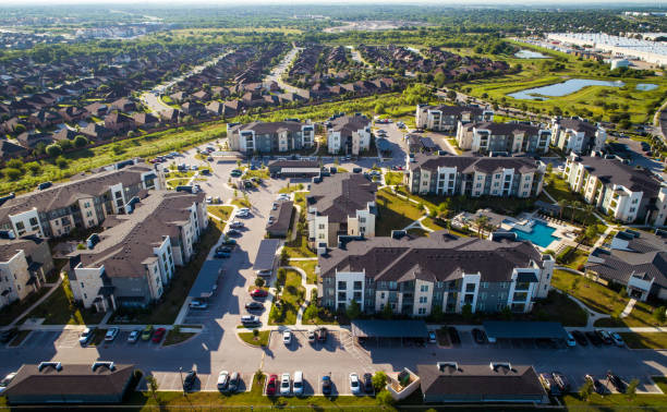 アパートの複雑な新しい開発空中ドローンビュー東オースティンテキサス - aerial view suburb housing development texas ストックフォトと画像