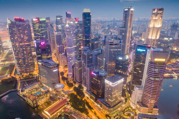 vista aérea panorâmico da skyline de singapore e do louro do porto, o porto é o centro da economia em singapore, lá é aqui todo o edifício no central de singapore - singapore skyline - fotografias e filmes do acervo