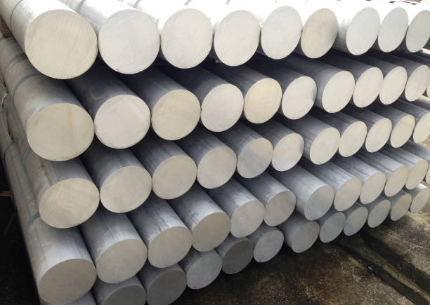 tas de matières premières industrielles de barre en aluminium. - employee barracks photos et images de collection