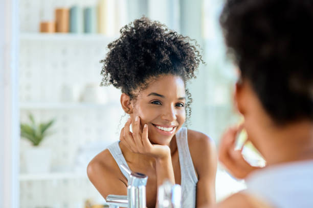 how beautiful you are when you smile - mirror vanity women looking imagens e fotografias de stock