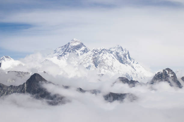 vista panorámica del monte everest 8.848 m y lhotse 8.516 m en renjo la pass durante everest base camp trekking nepal - renjo la fotografías e imágenes de stock