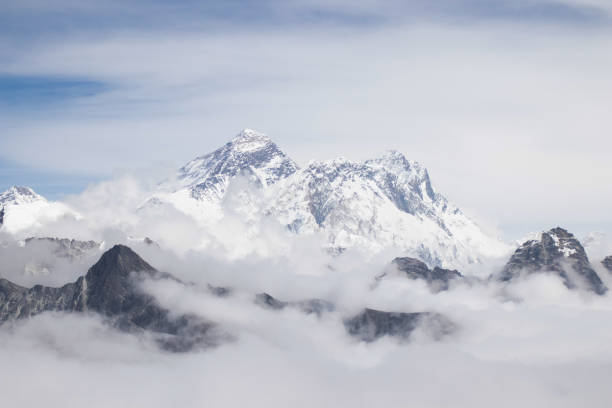 vista panoramica sul monte everest 8.848 m e lhotse 8.516 m a renjo la pass durante il trekking sul campo base dell'everest in nepal - renjo la foto e immagini stock