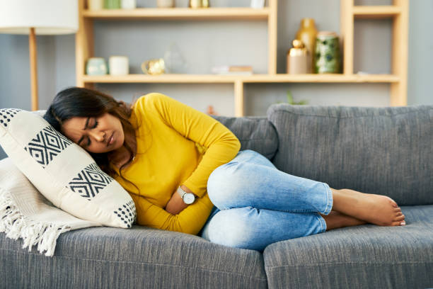 te skurcze rujnują cały mój dzień - women illness young women one person zdjęcia i obrazy z banku zdjęć