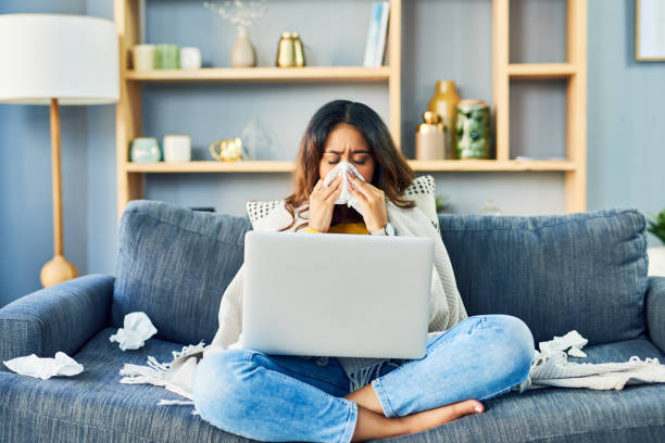 tendré que enviar un correo electrónico y decir que no lo haré - sneezing tissue young adult cold fotografías e imágenes de stock