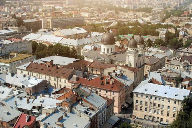 guarda il vecchio edificio di arhitecture a leopoli, ucraina - lvov dome summer light foto e immagini stock