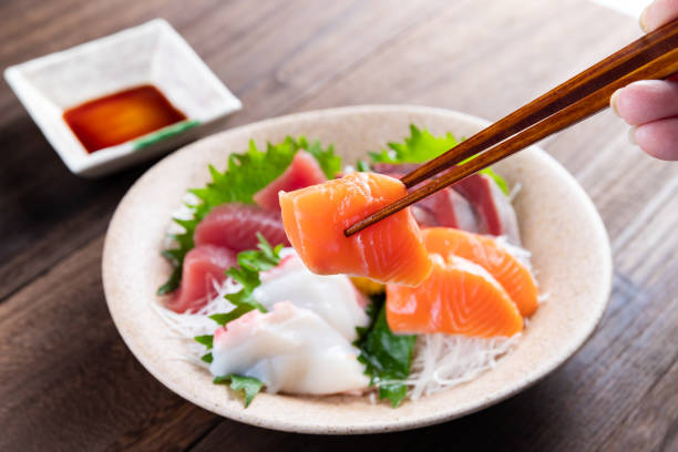 placca di sashimi - sushi sashimi salmon tuna foto e immagini stock