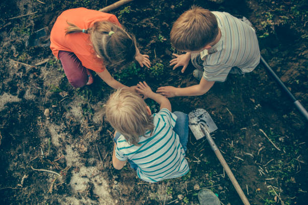 dětské zahradničení - děti a půda - stock snímky, obrázky a fotky
