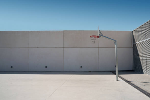 lugar fresco para jogar o basquetebol na rua - cesto de basquetebol - fotografias e filmes do acervo