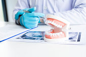 nahaufnahme-des-zahnarztes-der-am-schreibtisch-in-der-medizinischen-klinik-arbeitet.jpg?b=1&s=170x170&k=20&c=kWkh3LTbwAWeCIEfBhY2M84Z3W2BhTYWul65rEJzvkA=