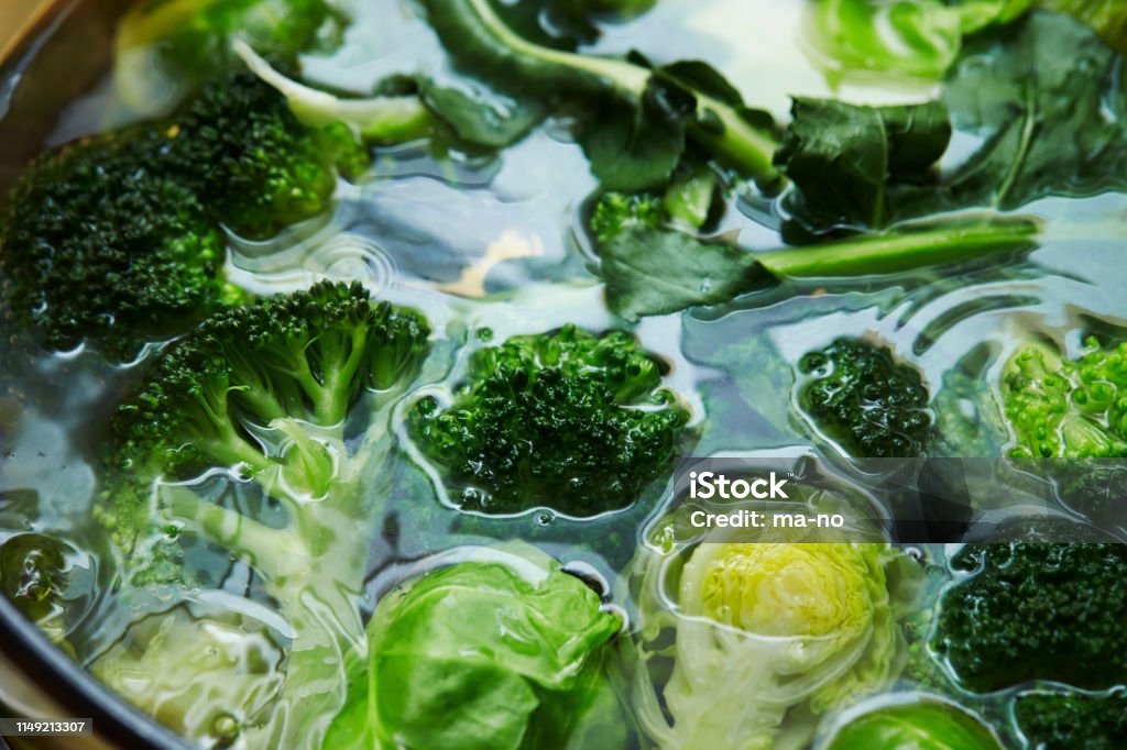 Hervir el brote de Bruselas y el brócoli - Foto de stock de Alimento libre de derechos