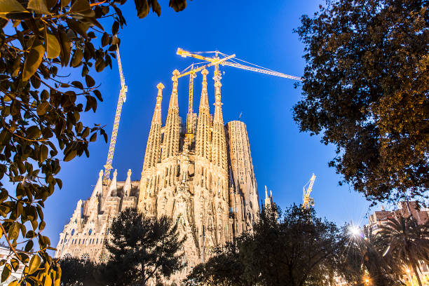 la cattedrale della sagrada familia dell'architetto antonio gaudi, catalogna, barcellona spagna - 16 maggio 2018. - antonio gaudi outdoors horizontal barcelona foto e immagini stock