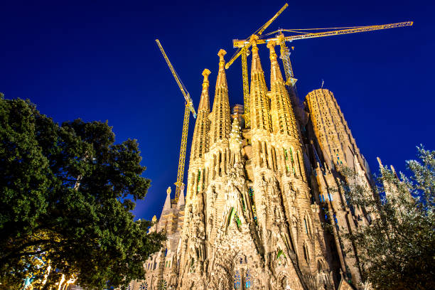 la cattedrale della sagrada familia dell'architetto antonio gaudi, catalogna, barcellona spagna - 16 maggio 2018. - antonio gaudi outdoors horizontal barcelona foto e immagini stock