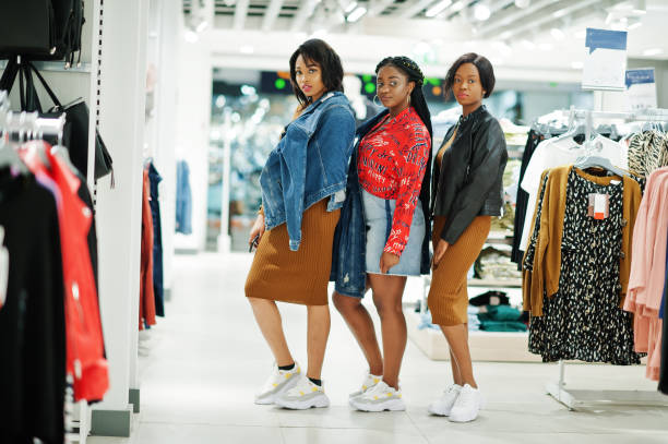 три афро-американской женщины в магазине одежды - clothing store store department store fashion стоковые фото и изображения