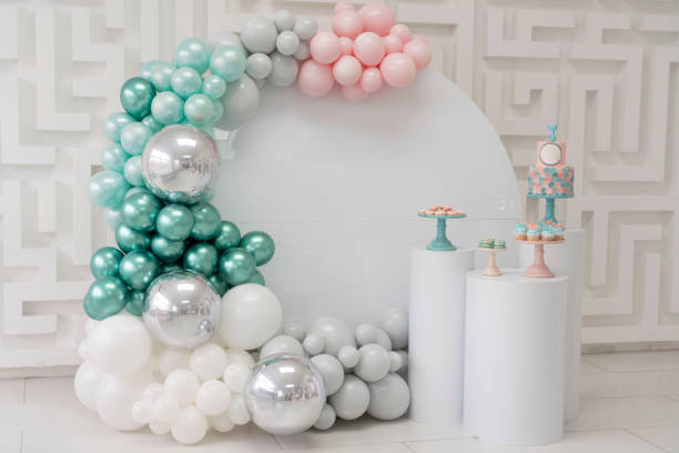 cumpleaños zona de parte con plata rosa turquesa baloons y pastel de cumpleaños - globo decoración fotografías e imágenes de stock