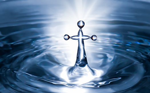Agua bendita cristiana con fondo cruzado crucifijo. Agua de pureza para rituales. photo