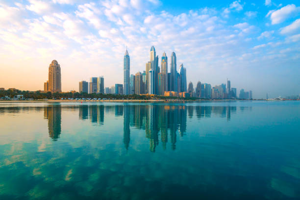 dubaï-vue sur les gratte-ciel du quartier marina - baie eau photos et images de collection