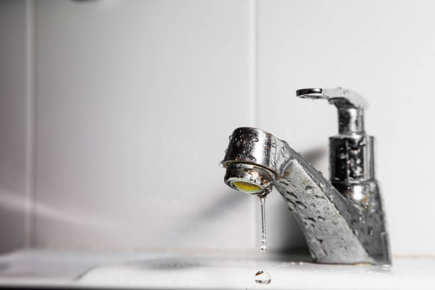 rubinetto o rubinetto e goccia d'acqua versando in bagno. - bathroom water pipe faucet sink foto e immagini stock