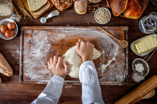 handwerkliche bäckerei: handwerker-chef hands knetet teig - bread kneading making human hand stock-fotos und bilder