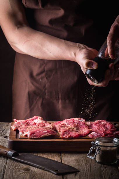 steaks de viande de cuisson d’homme - morceau de viande photos et images de collection