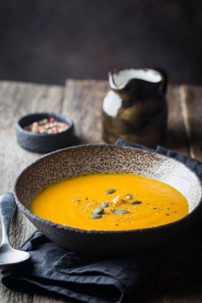 wegetariańska zupa dyniowa - thanksgiving vegetarian food pumpkin soup zdjęcia i obrazy z banku zdjęć