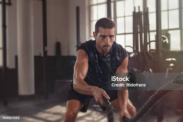Mann Macht Crosstrainingübung Mit Seil Stockfoto und mehr Bilder von Männer - Männer, Fitnesstraining, Trainingsraum - Freizeiteinrichtung
