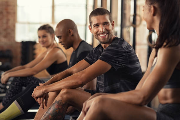 clase de gimnasia feliz descansando en la conversación - exercising gym health club women fotografías e imágenes de stock