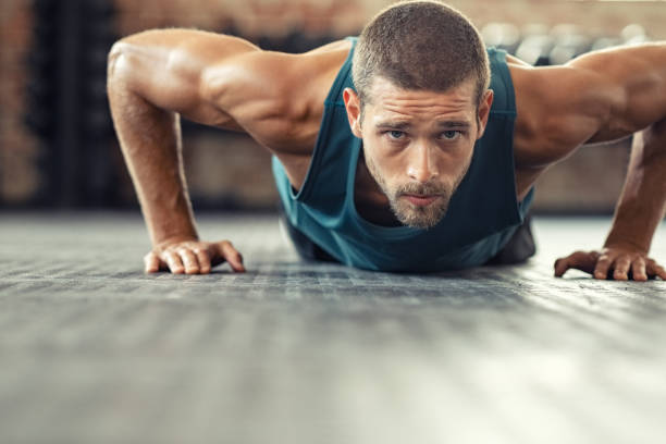 homem determinado que faz flexões na ginástica - sport motivation exercising men - fotografias e filmes do acervo