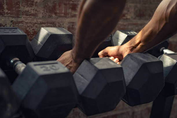 homem que toma pesos do dumbbell - weights men weight picking up - fotografias e filmes do acervo