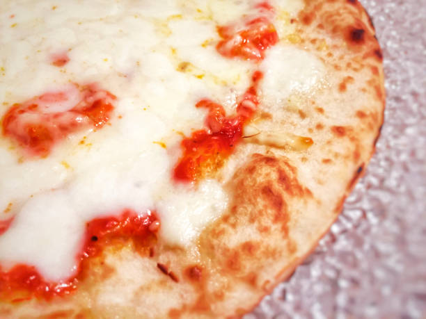 détail d’une pizza margherita garnie de sauce tomate et de fromage mozzarella avec croûte croustillante - fast food italian culture studio shot macro photos et images de collection