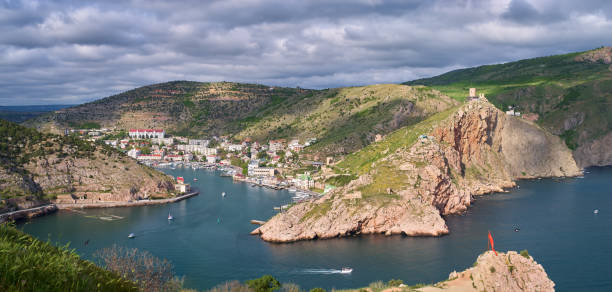 панорамный вид на город балаклава. черноморский залив. крым - чёрное море стоковые фото и изображения