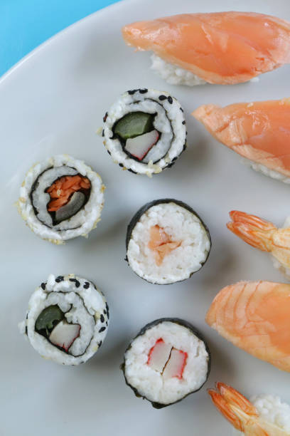 日本料理店のイメージ寿司の盛り合わせ皿、作りたての魚介類、寿司の種類日本-makizushi、hosomaki/マキ、太巻き、uramaki、ネギトロ、握り、gunkanmaki、刺身、新鮮な鮭、マグロ、エビの尾、エビ� - temaki food sushi salmon ストックフォトと画像