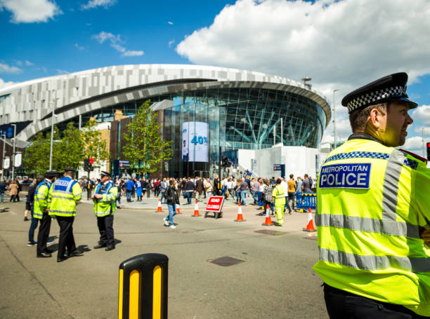 police métropolitaine à l’extérieur du nouveau stade tottenham hotspur le jour du match, londres, royaume-uni - football police officer crowd photos et images de collection